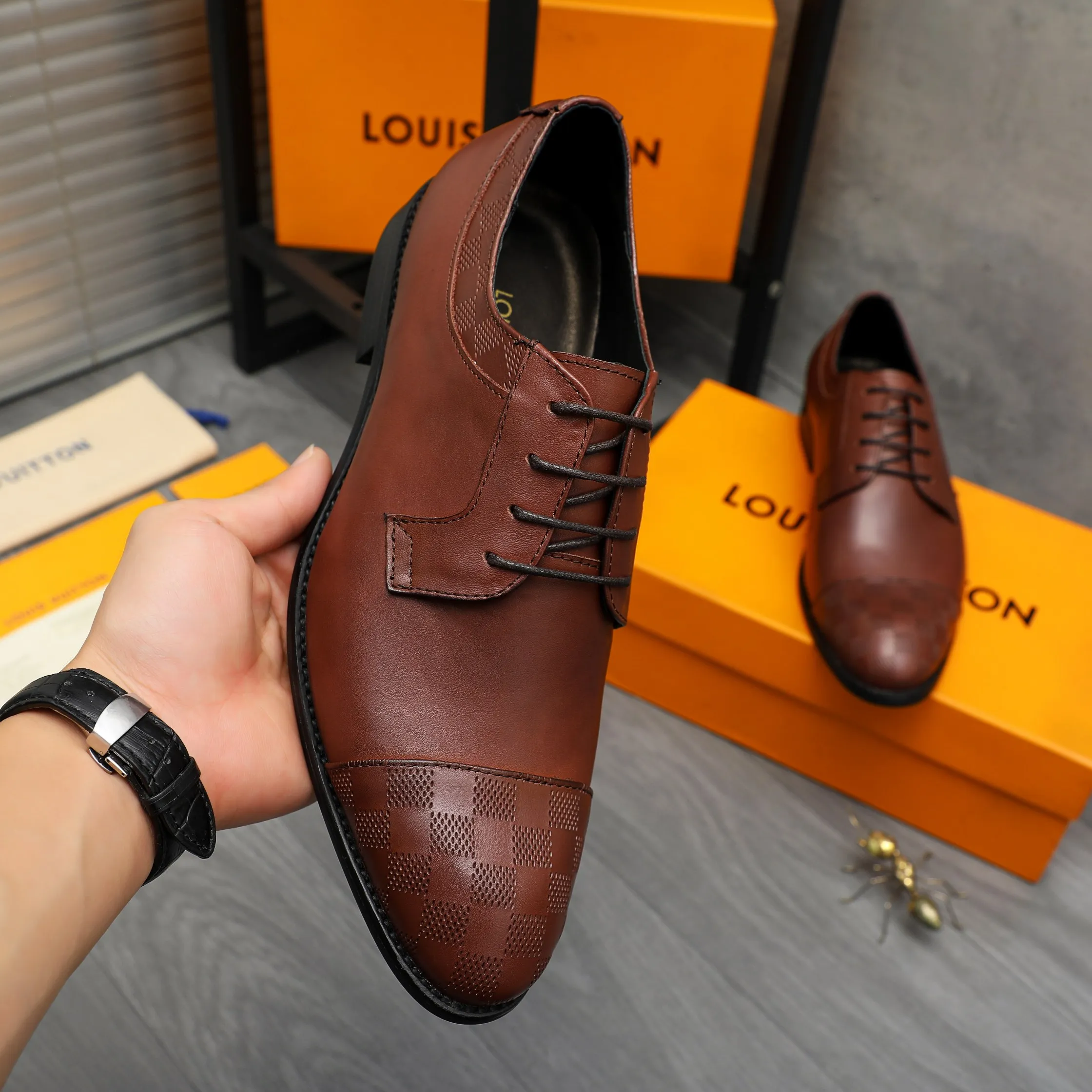 Men's shoes 💰p460 Product trademark: LV (Louis Vuitton) business lace-up leather shoes True size: 39-44 Product material: Selected cowhide stitching classic embossed upper, cowhide lining, original rubber outsole